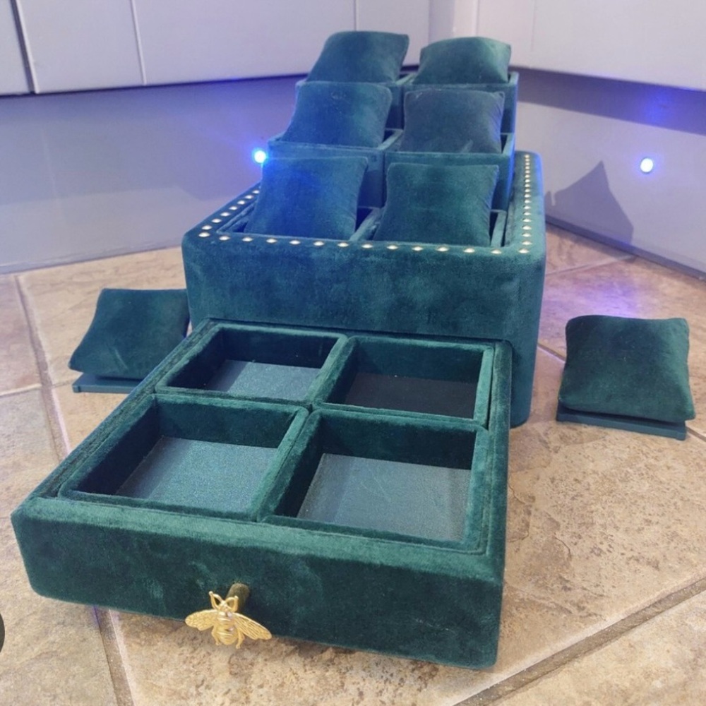 Gucci Green Velvet Jewelry Organizer with Gold Accents